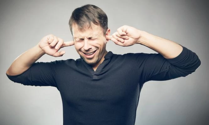 Εμβοές: Πότε το «βουητό» στα αυτιά είναι επικίνδυνο – Αίτια και αντιμετώπιση